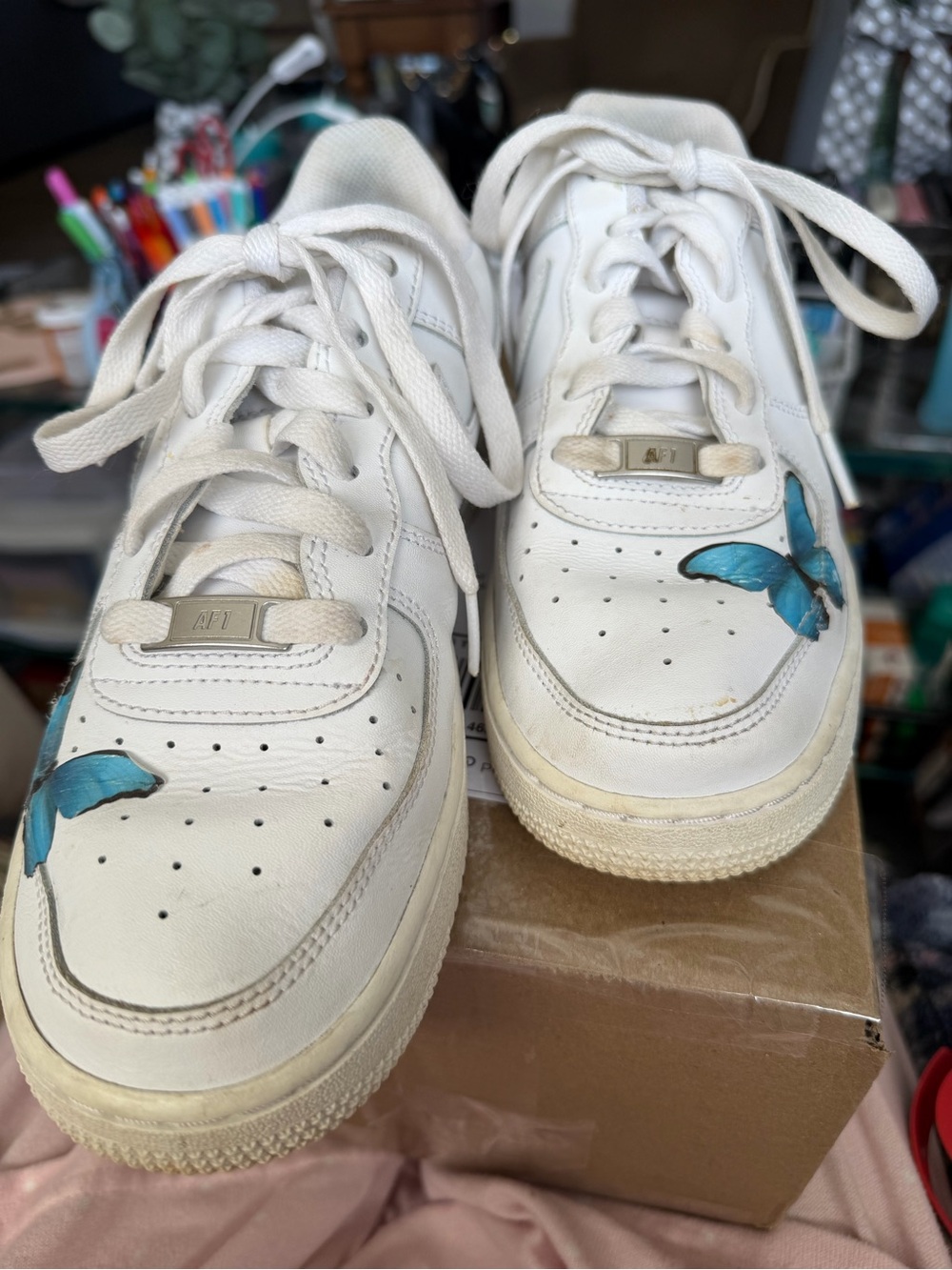 Nike White Kids Sneakers with Blue Butterfly Accents SiE 6Y/Womens 7.5